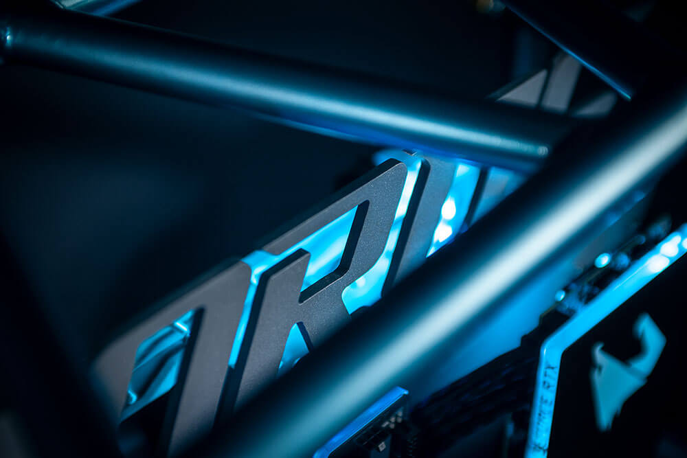 The ProjectWaterforce chassis is made with In Win D-Frame and the thick metal frame adjusts to the color of the liquid cooled motherboard. AORUS style